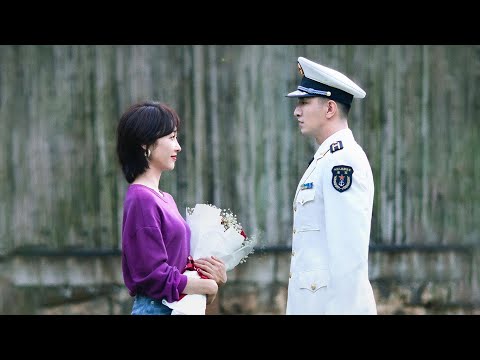 Видео: Солдат сделал предложение женщине-репортеру; это было одновременно романтично и трогательно.