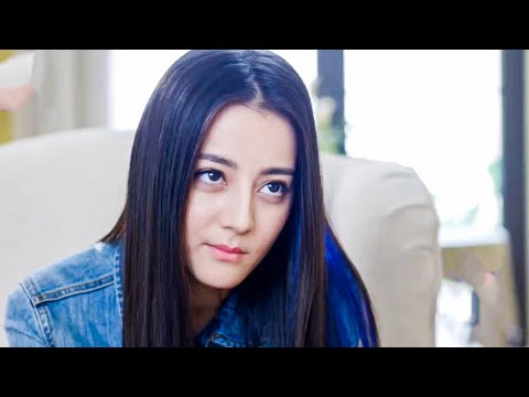 Видео: Женский телохранитель использует жевательную резинку, чтобы заставить девушку положить телефон!