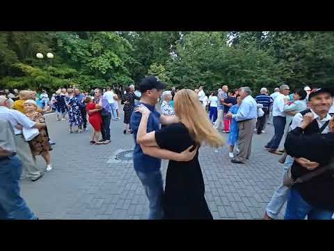 Видео: 6.09.25г... "Пока Живёшь на Белом свете, Радуйся!"... звучит в Гомельском парке... 