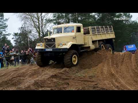 Видео: KrAZ-255  (russisch КрАЗ-255) in der Kiesgrube