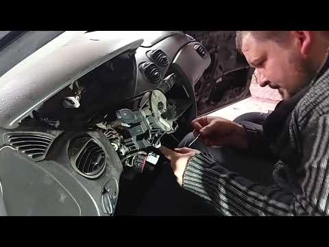 Видео: Как снять рулевую колонку Ford Focus 1 седан американец. #RAZNOBOY #FordFocus1 #фордфокус1