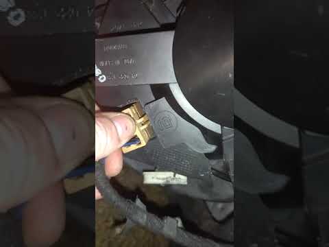 Видео: Глючит моторчик печки. Ауди А4 Б5.