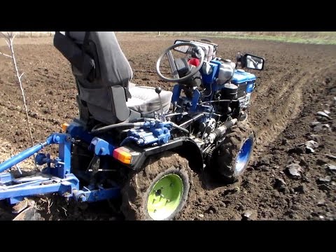 Видео: Весенняя пахота двухкорпусным самодельным плугом, полноприводный минитрактор