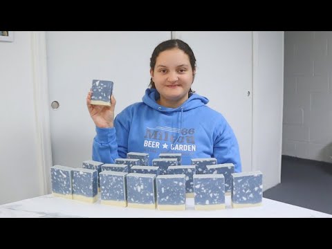 Видео: Изготовление 50 кусков мыла цвета индиго | Полностью натуральное | Cadence Rose