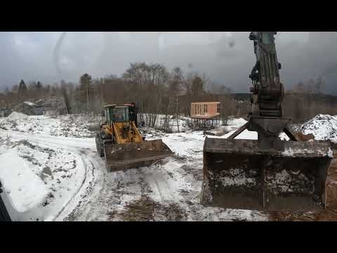 Видео: Переделываю дорогу третий раз! Работаю на фронтальном погрузчике и гусеничном экскаваторе)