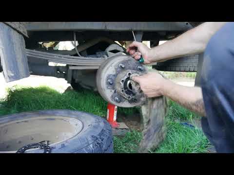 Видео: снятие  полуось, барабан Мазда Титан;  removing the axle shaft, drum Mazda Titan