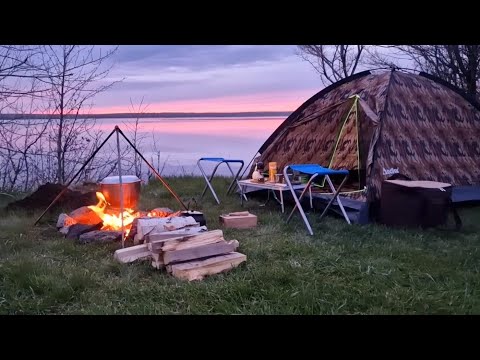 Видео: НОЧУЕМ С ЖЕНОЙ В ПАЛАТКЕ НА УГЛЯХ!