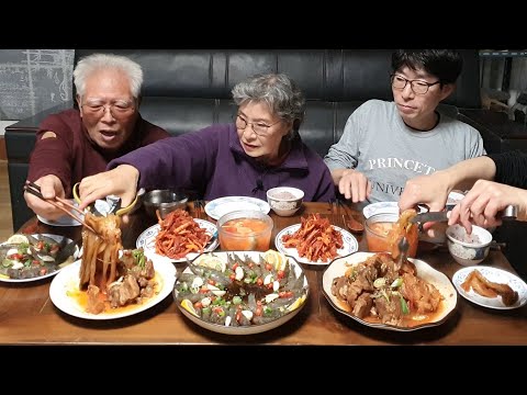 Видео: Рецепт рагу из свиных ребрышек с кимчи (креветочная паста в соевом соусе, корень колокольчика с п...