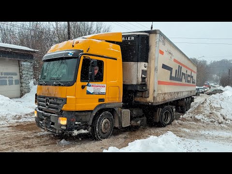 Видео: ПРОБКА на ГОРЕ - ФУРА ШЛИФУЕТ! Toyota, КАМАЗ и ТРАКТОР пытаются её вытащить