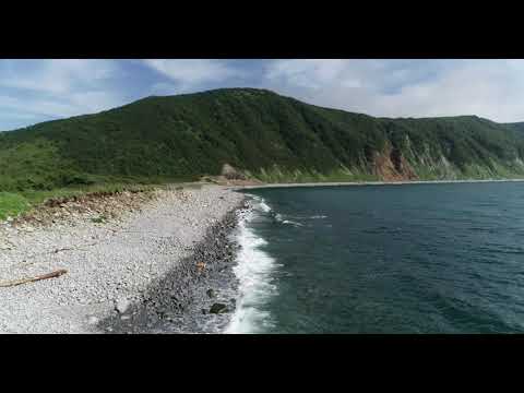 Видео: Магадан 2025 полет 3 от 19 июля бухра и устье реки Окса на скалы DJI 0257