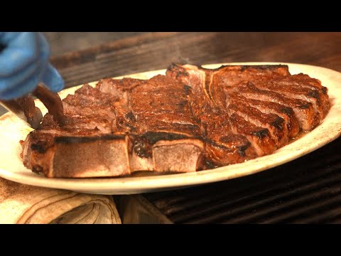 Видео: Бесконечные стейки высокого класса, приготовленные на гриле в Benjamin's Steak House, Роппонги, Т...