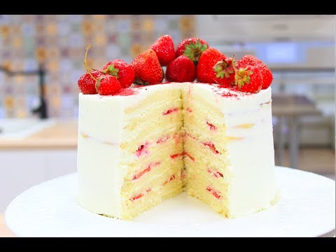 Видео: Торт Молочная Девочка / Бисквитный Торт с Клубникой / Sponge Cake Recipe