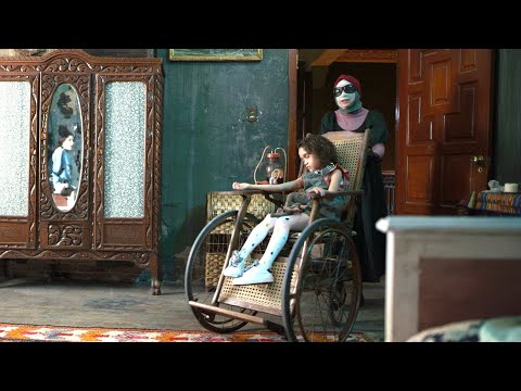 Видео: Родители привезли дочь к бабушке, а та запихнула её в старое инвалидное кресло