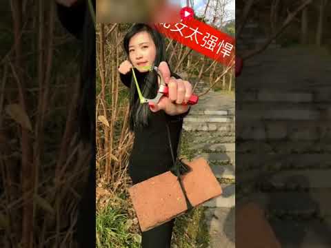 Видео: Китаянка стреляет из рогатки как снайпер