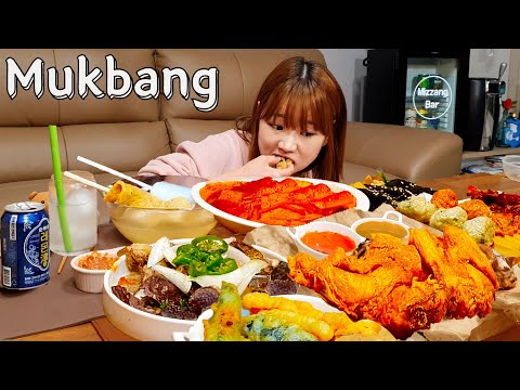 Видео: Sub)Real Mukbang- Уличная еда корейского традиционного рынка 🍱 Токпокки, курица 🍗 ASMR KOREAN FOOD
