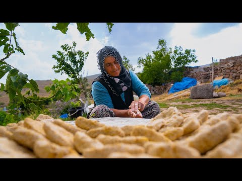 Видео: Вкусная бабушкина тархана в горах – деревенская жизнь и подготовка к зиме