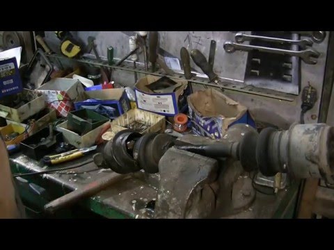 Видео: Mercedes restoration w123 видео 89 замена пыльников шрус часть 1