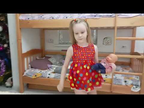 Видео: Игра В Семью Папу, Маму И 5 детей И Робота Няню 1 часть.Ариночка Играет Маму.