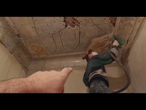 Видео: День 74-75. Грунтовка. Система КНАУФ. Нанесение силикона на угол. Реставрация потолка с лепниной.