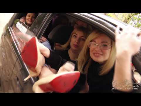 Видео: Прикольное поздравление выпускников от родителей