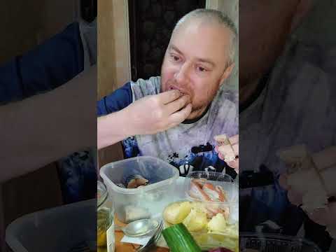 Видео: Антоха хавает брюшки сёмги и малосольную скумбрию с картохой #муебанг #еда 