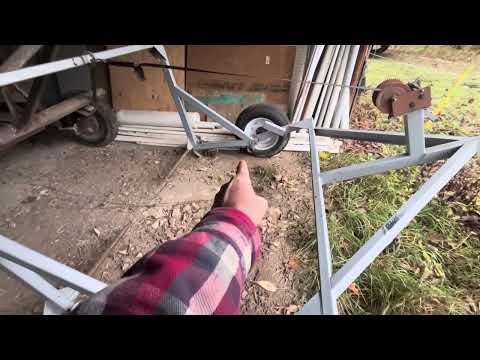 Видео: Разматыватель тюков Gregs ATV: идеальное решение для экономии времени на ранчо!