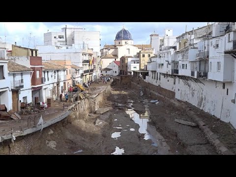 Видео: Испанцы объединились в борьбе с наводнением. Тысячи волонтеров помогают пострадавшим