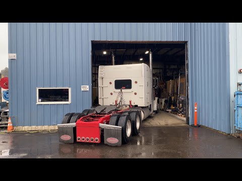 Видео: Выравниваю руль и замена топливных фильтров на Cat C15 SDP Peterbilt 389￼