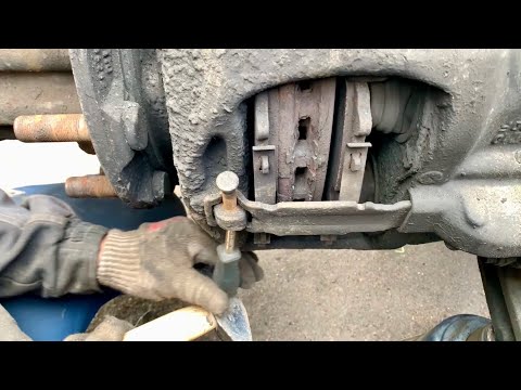 Видео: Замена тормозных колодок Mercedes Axor1835/Нюансы!