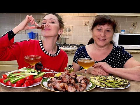 Видео: Едим шашлык с вашей любимой тетей Танюшей😊 | Много мяса не бывает | младшая сестра | Мукбанг