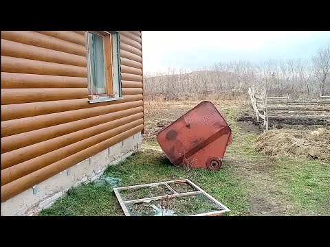 Видео: Мощным ураганом выбило окно/ Спасаем цыплят от холода