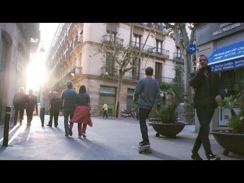 Видео: Детали жизни в Барселоне: скейт, напитки и футбол