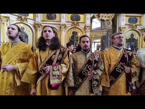 Видео: Отче наш на Литургии - хор диаконов и народ, регент протд. Иоанн Ганчин