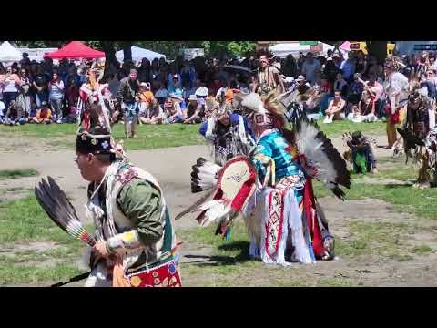 Видео: Pow Wow - индейский праздник танцев, песен, творчества и традиционной еды. Центр Торонто. Канада.