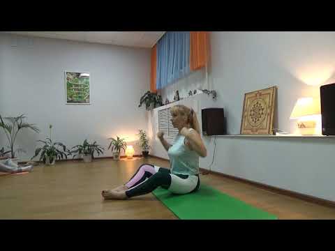 Видео: Йога для пожилых. Упражнения на вытяжение