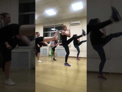 Видео: Тренировка на ноги и ягодицы без оборудования! + Кардио!