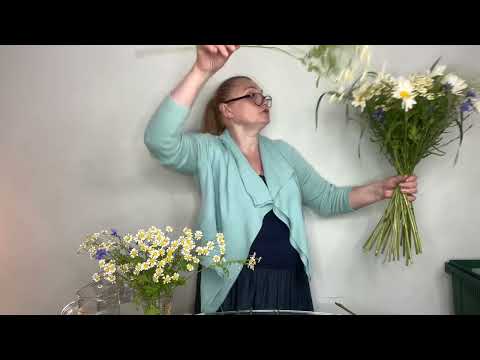 Видео: Как сделать полевой букет из ромашек