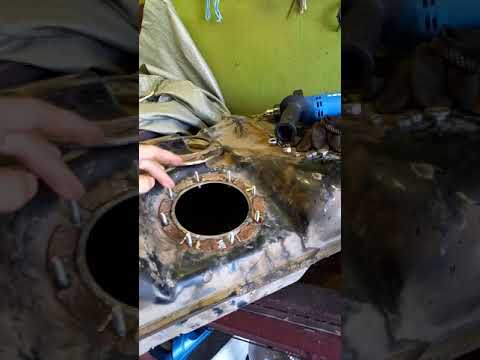 Видео: Ремонт шпилек топливного бака 2114. Пахнет бензином в салоне. Замена шпилек бака 2114 ВАЗ.