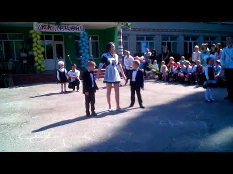 Видео: Танець випускників та першачків на святі Останнього дзвоника