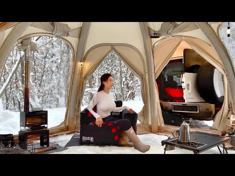Видео: Удивительная стеклянная купольная надувная палатка для одиночного кемпинга в заснеженном лесу