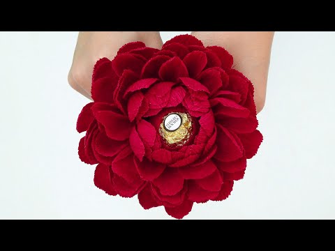 Видео: Быстро и просто: Георгины из конфет и гофрированной бумаги