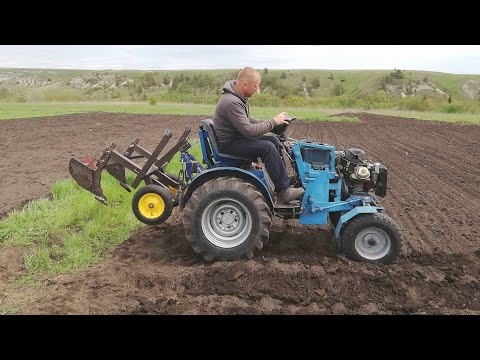 Видео: Посадка картофеля минитрактором под двухрядный окучник