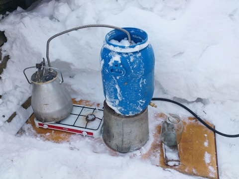 Видео: Гоним самогон в деревне (How russians make the moonshine)