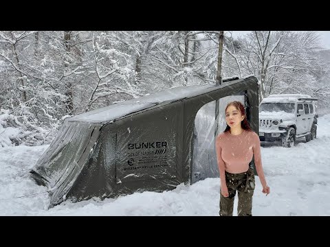 Видео: Новая надувная палатка-бункер для кемпинга в заснеженных горах, парализованных сильным снегопадом