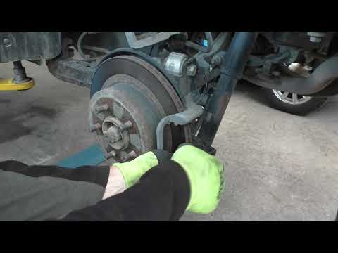 Видео: Замена тормозных колодок на задней оси на Ниссан Х трейл 2014 года Nissan X TRAIL