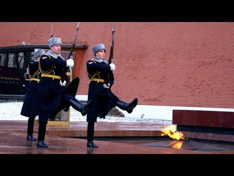 Видео: Александровский сад. Вечный огонь. Могила неизвестного солдата. Смена караула.