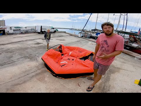 Видео: Распаковали просроченный спас-плот | LifeRaft.  Жизнь на яхте #64.