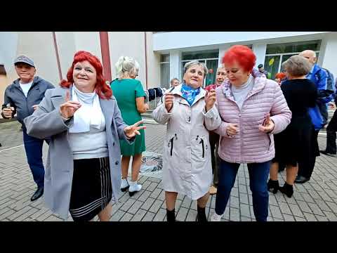 Видео: 5.10.25г... "Нельзя Купить Любовь за Деньги"... звучит в Гомельском парке... 