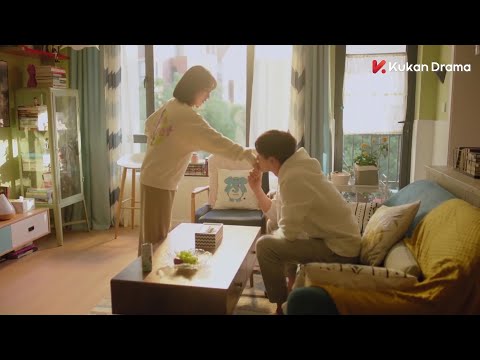 Видео: Она учила его, но он взял ее за руку и поцеловал, и она тут же остолбенела.