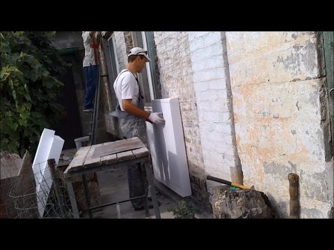 Видео: Как ровно поклеить пенопласт